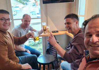 Mitarbeiter aller Firmen haben Spass am Skiweekend