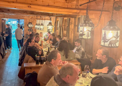 Gemeinsames Abendessen in der Skihütte